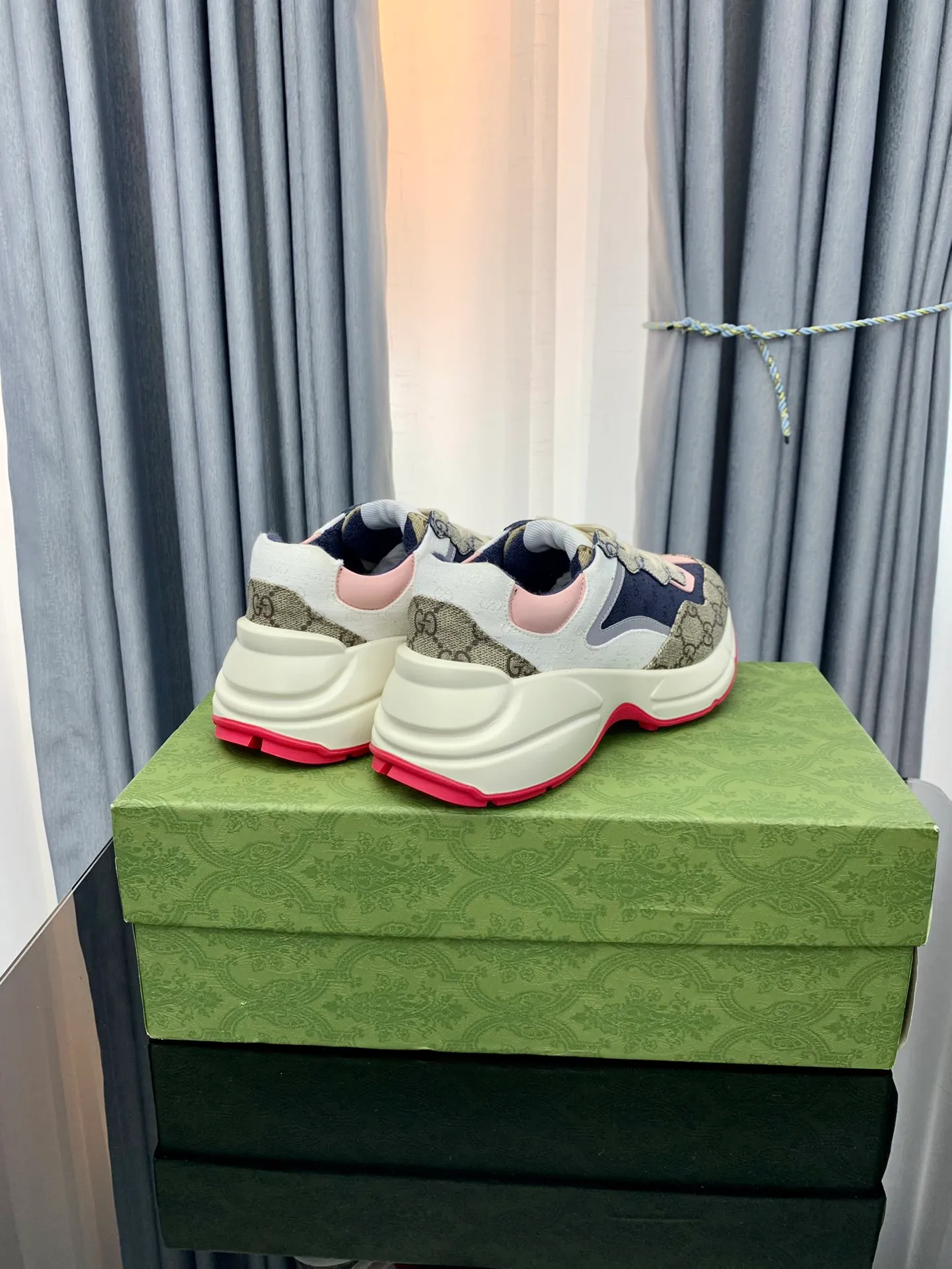 👟👟Ex-factory price 480👟👟 Gucci dad shoes for couples, distressed leather horn-shaped retro jogging shoes. The Balenciaga grandpa trend has subsided, ushering in GUCCI dad shoes, the trend leader in the fashion industry. The original shoes are molded and the original last is made by the Italian handmade foundry! [Gucci original dad shoes] Original surface: imported calfskin! Lining: Grade A hybrid lambskin! Outsole: The highest restoration sole. TPU material plus wear-resistant foam (anti-wear cushioning) ivory leather has been processed with an old-fashioned effect. The sole is 5cm high! The comfort level is excellent, killing all high-end versions on the market! Original logo outsole! 👣Size: Women’s size 35-40. Men's size 38-45. Women's heel with 🈚️logo! Men's heel with 🈶️logo!
